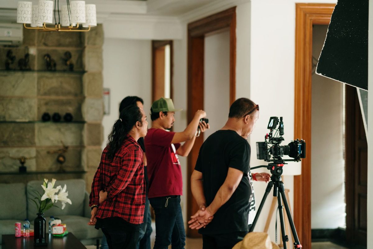 Fotografie directing a portrait shoot in a room