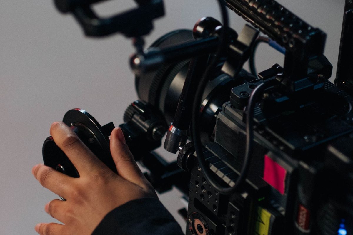 Fotografie's hands adjusting a professional camera