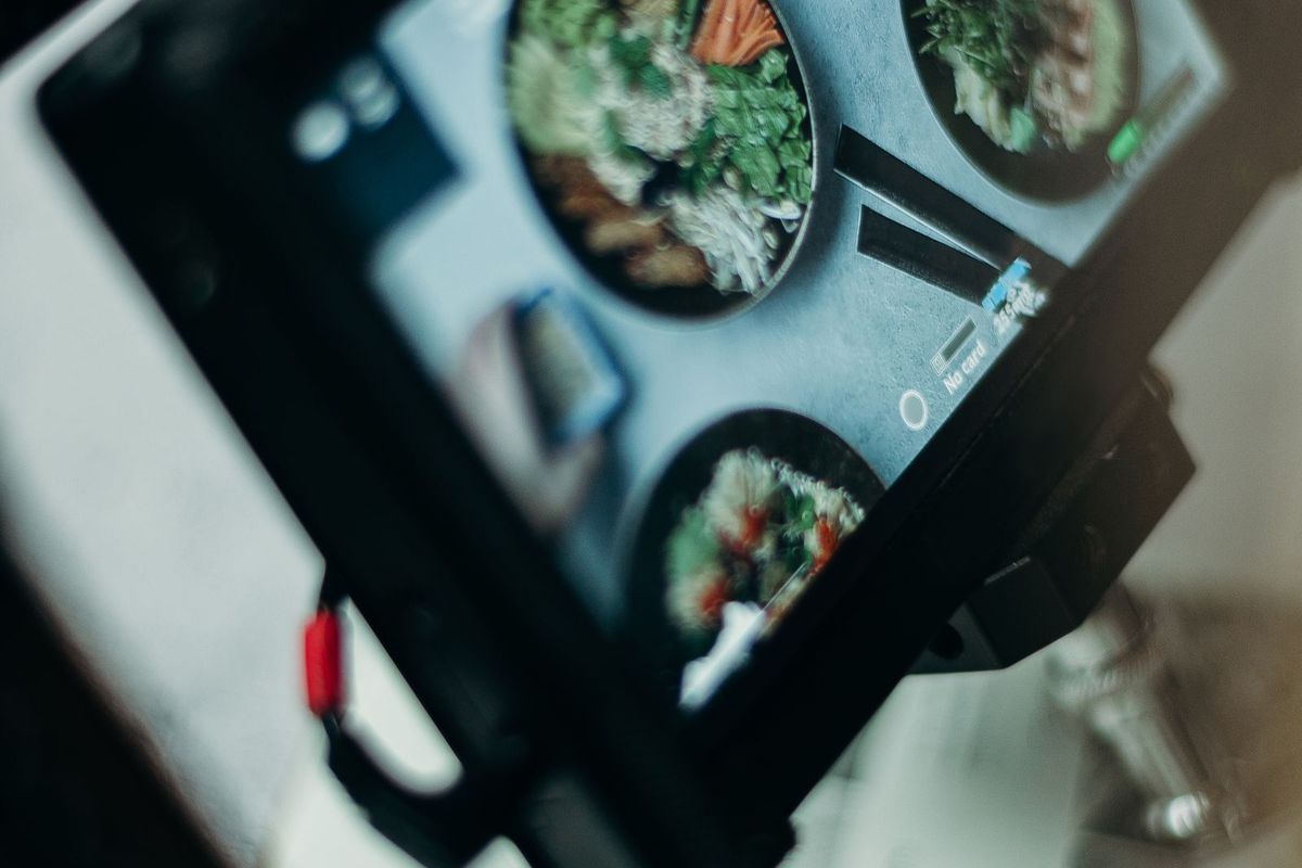 Photographing a plate of food on a camera screen