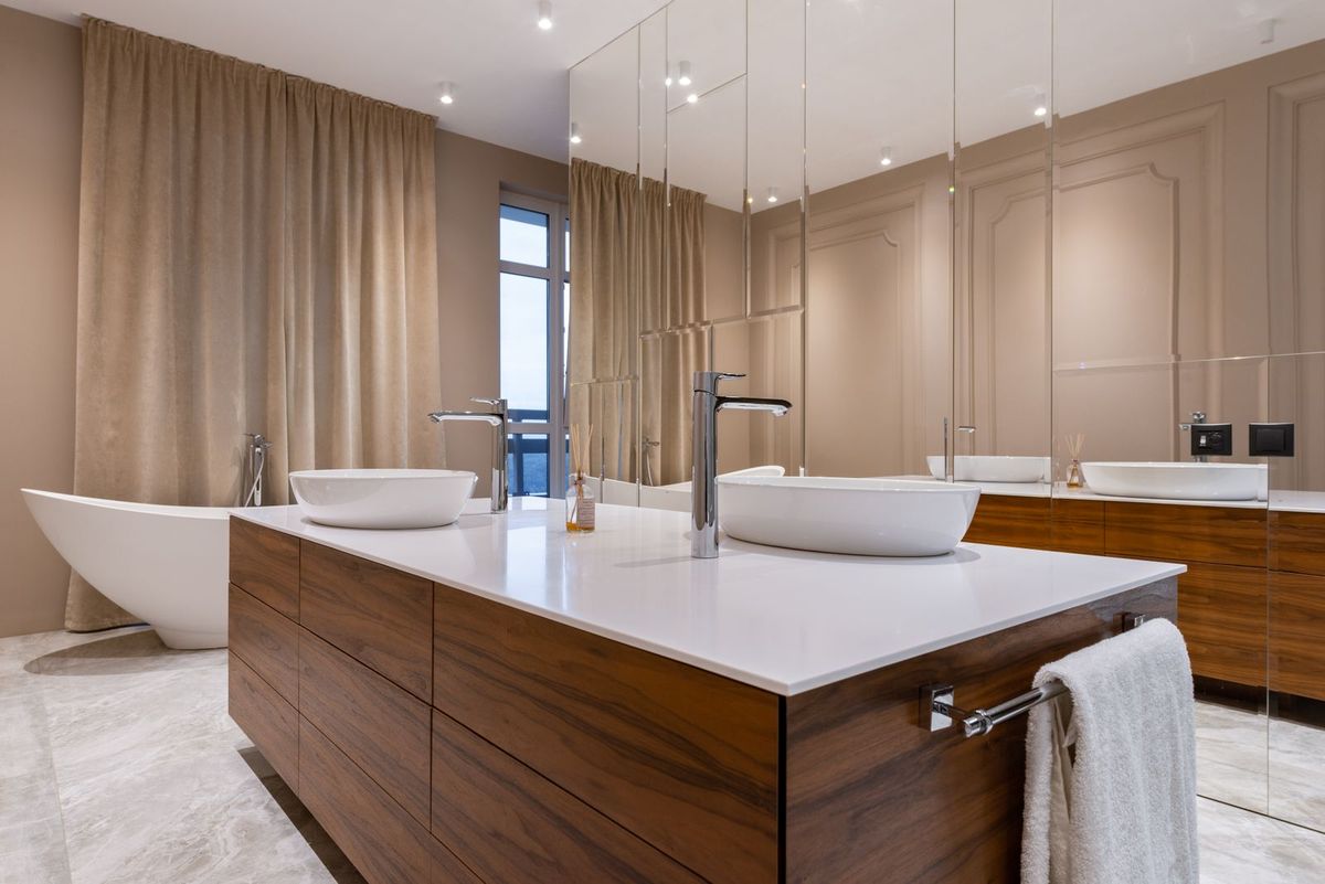 An elegant, well-finished tiled bathroom